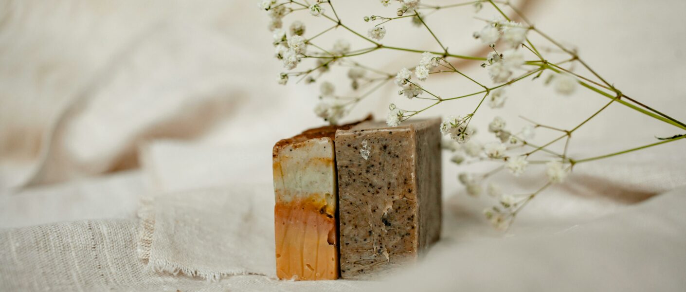 2 seifen mit blumen nahaufnahme