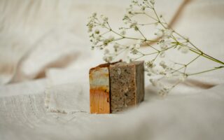 2 seifen mit blumen nahaufnahme