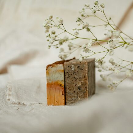 2 seifen mit blumen nahaufnahme