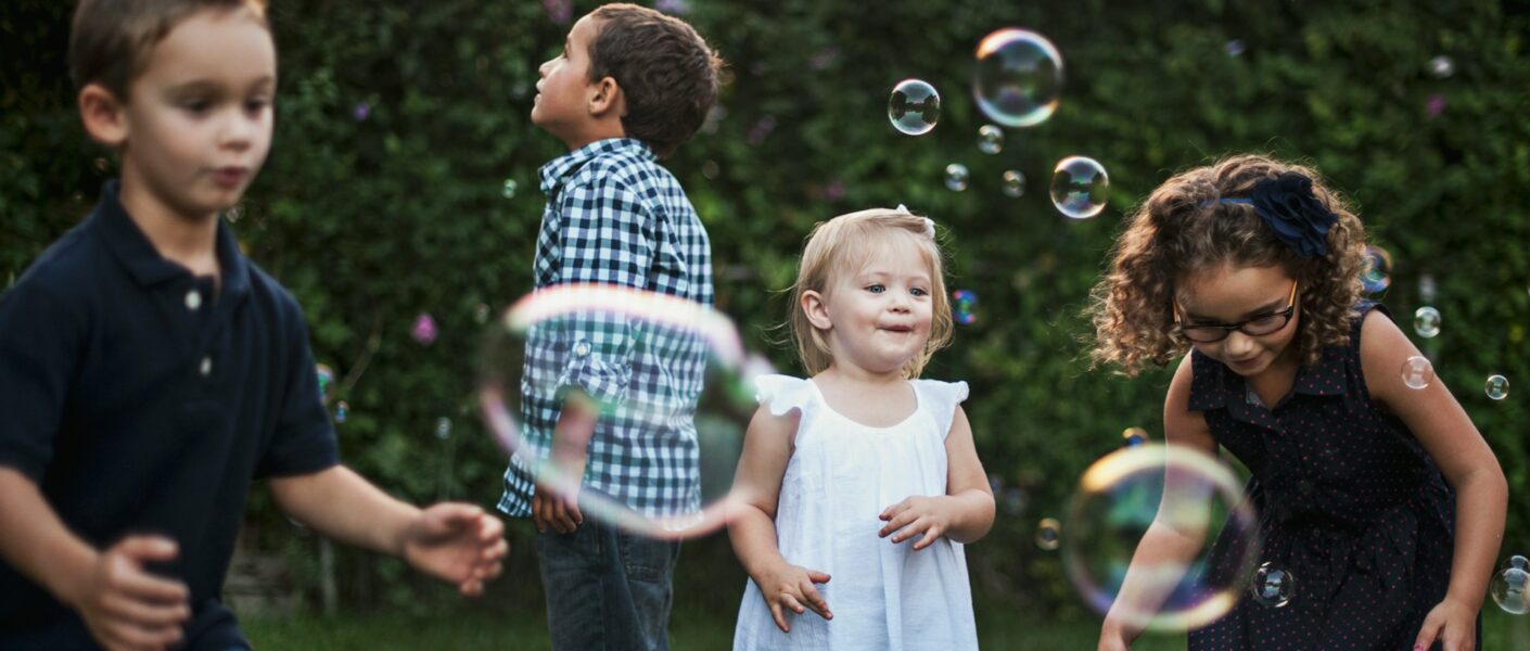 kinder mit seifenblasen