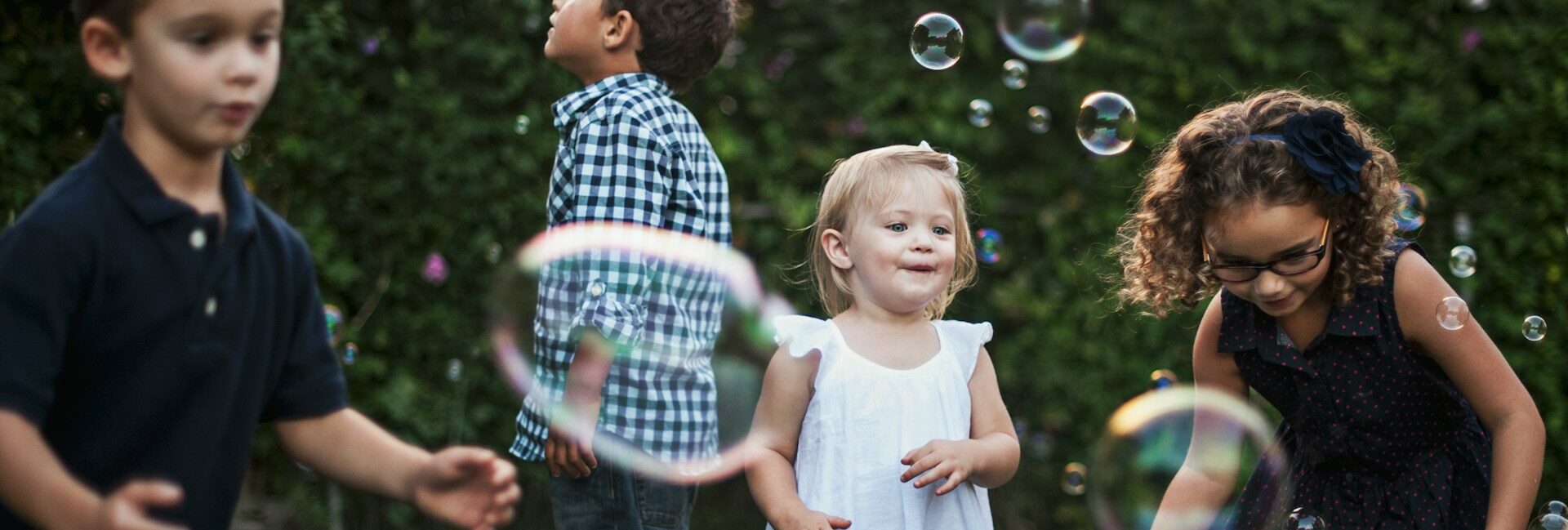 kinder mit seifenblasen